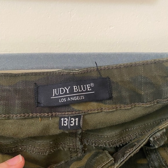 JUDY BLUE DISTRESSED CAMO SKINNY FIT JEANS SIZE 13/31 - Picture 4 of 8